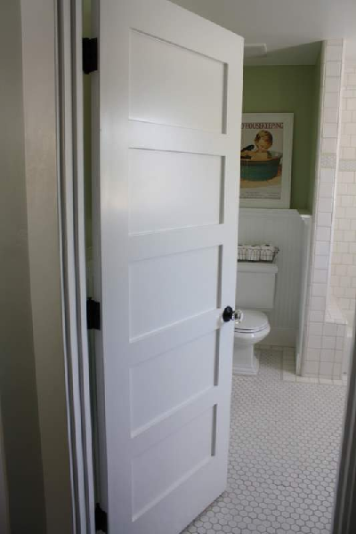 Двери в туалет и ванную