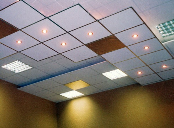 Дизайн потолка в зале с фото