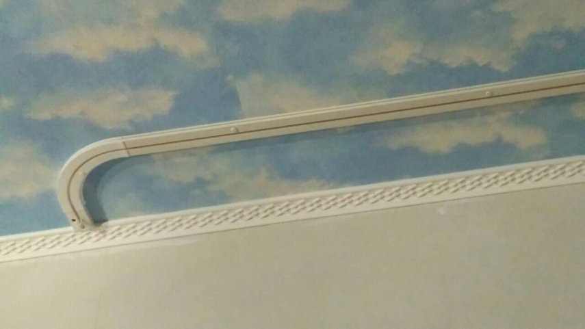 покраска потолка плитки из пенопласта